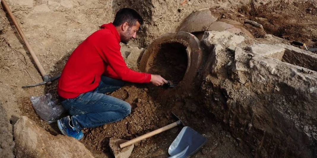 Yer Türkiye: Kazıyıcılar çocuk mezarının içinden onlarca defineyi elleriyle çıkardı! Tam 2.700 yıllık… 2